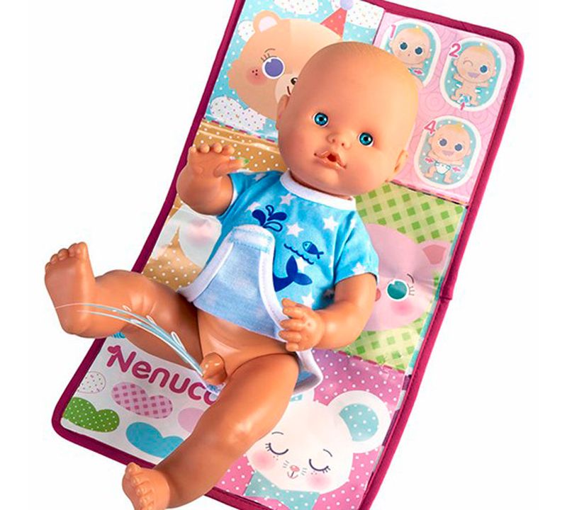 Nenuco Babypuppe „Quel PIPI“ – Puppe Macht Pipi Wie Ein Echtes Baby, Inkl. Wickeltisch, Flasche, Windel & Pflegezubehör