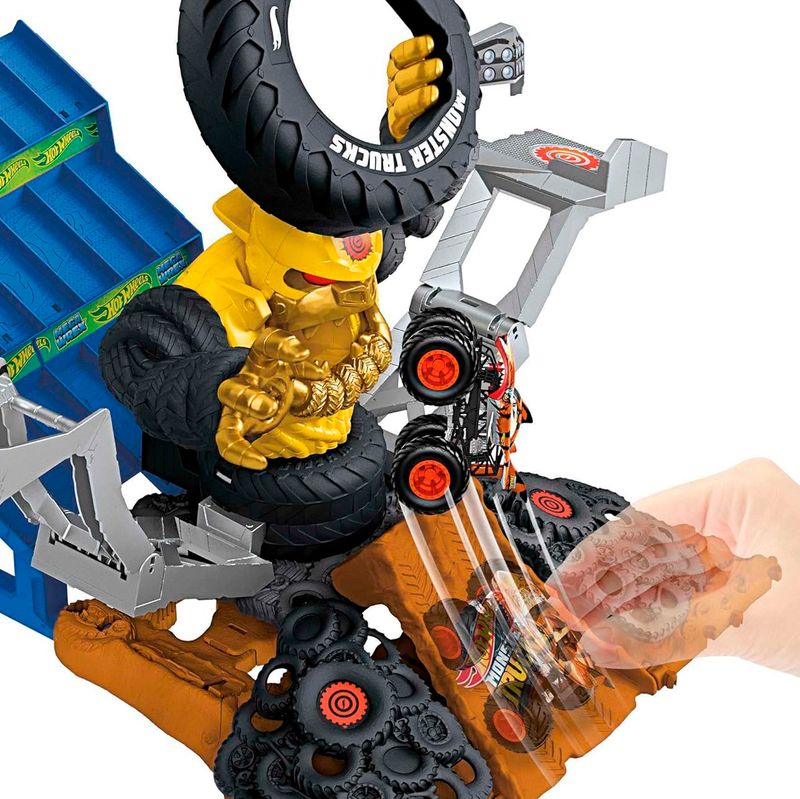 Hot-Wheels-Trucks-Arena-Mega-Wrex-vs-Crushzilla_3